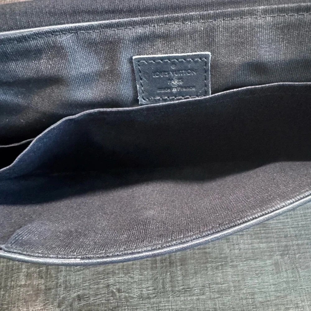 Louis Vuitton elegant louis